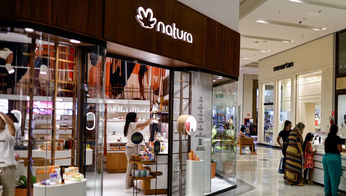 Actualmente, en México, Avon tiene 250 mil representantes y Natura cuenta con 300 mil consultores. | Reuters