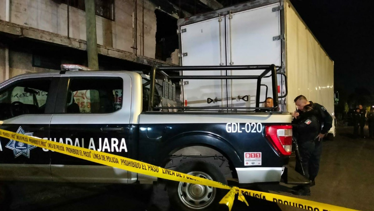 Policías de Guadalajara acuden a lugar donde hombre fue hallado muerto bajo un vehículo (Vicente Torres Alfaro)