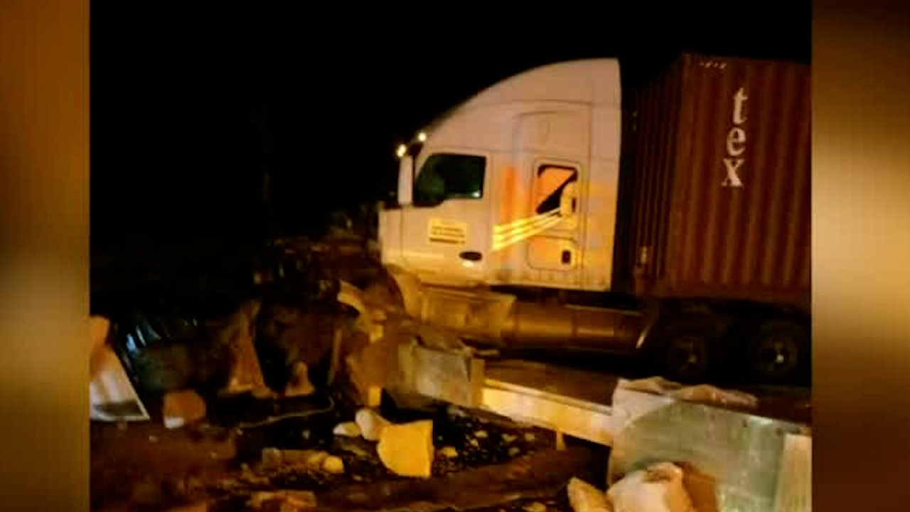 Reportan choque de 2 camiones sobre la autopista Guadalajara-Colima