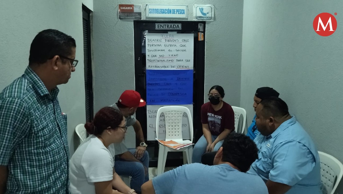 Trabajadores de Conapesca exigen cese de encargada estatal. (Jesús Alberto García)