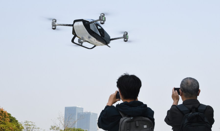 Los visitantes ven una demostración de vuelo del auto volador XPeng X2 en la sede de XPeng Aeroht. (Xinhua/Deng Hua)