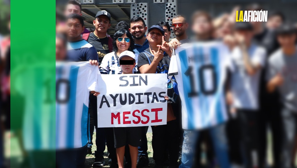 Insultan a aficionada de Rayados por poner a niño con el cartel "sin ayuditas" (Jorge López)