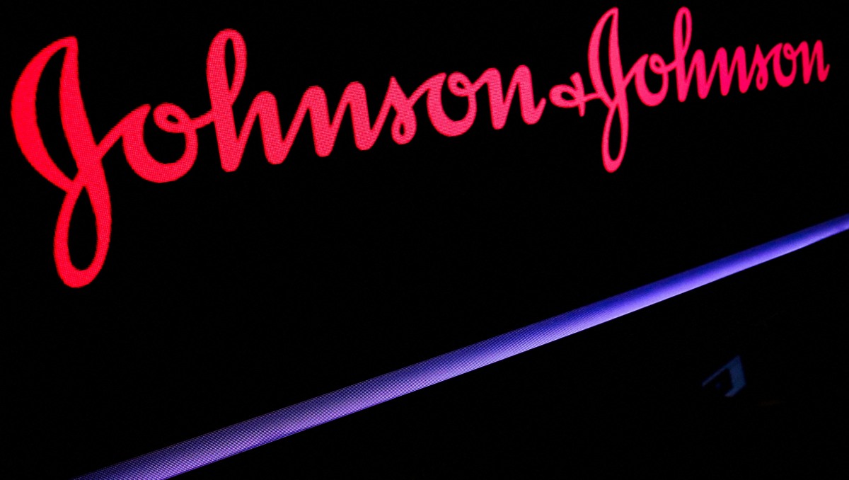 Logo de Johnson & Johnson se muestra en pantalla en la Bolsa de Nueva York. Estados Unidos. Mayo de 2019. Foto: (Reuters)
