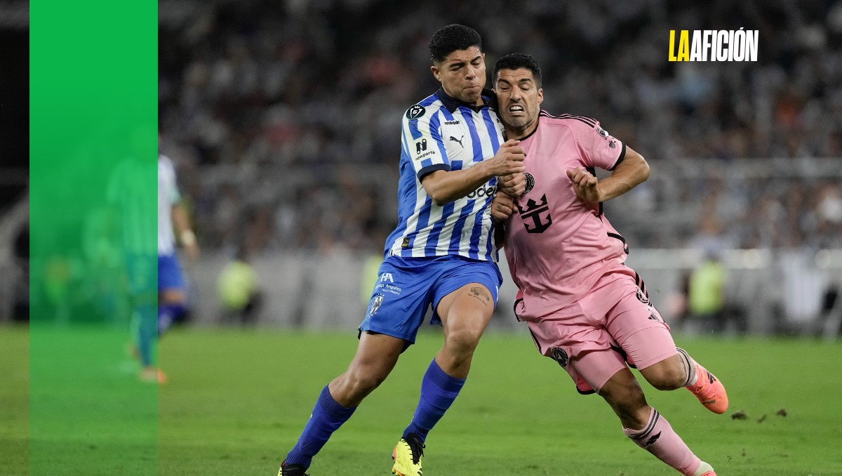 Luis Suárez le hace una 'llave' a Víctor Guzmán en el duelo del Inter Miami vs Rayados (AP)