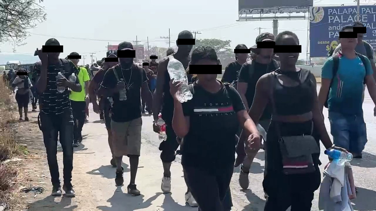 Mujeres, niños y adultos mayores superan más de 42 grados centígrados, de la carretera. Especial