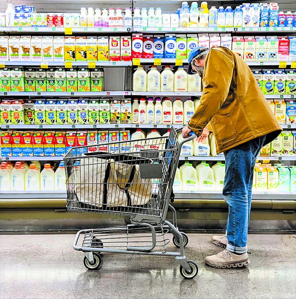 El presidente pidió a las empresas de alimentos usar las utilidades para bajar las tarifas. EFE