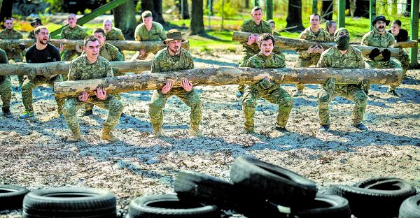 Reclutas de la Tercera Brigada de Asalto de las fuerzas ucranianas en una sesión de entrenamiento. AP