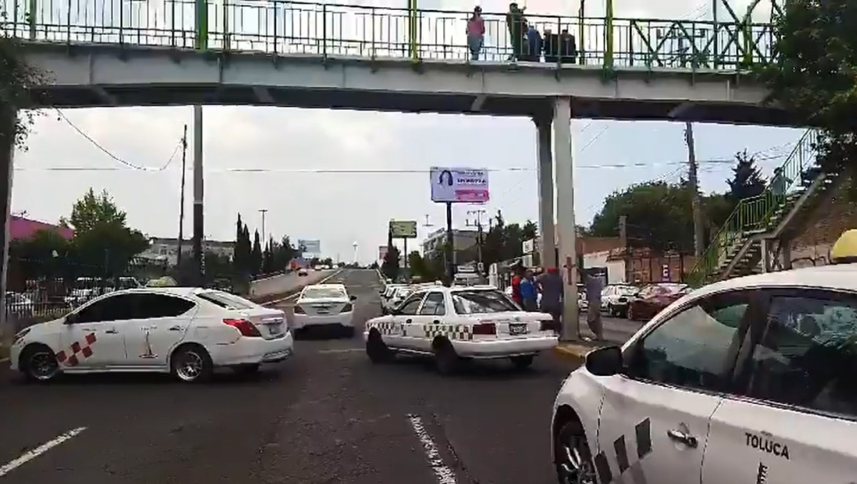 Taxistas bloquean avenida Tollocan. Foto: (Tania Contreras)
