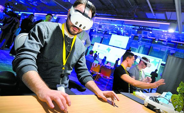 Un visitante prueba un casco Quest 3 para una experiencia de realidad virtual en Londres. Kirsty Wigglesworth/AP