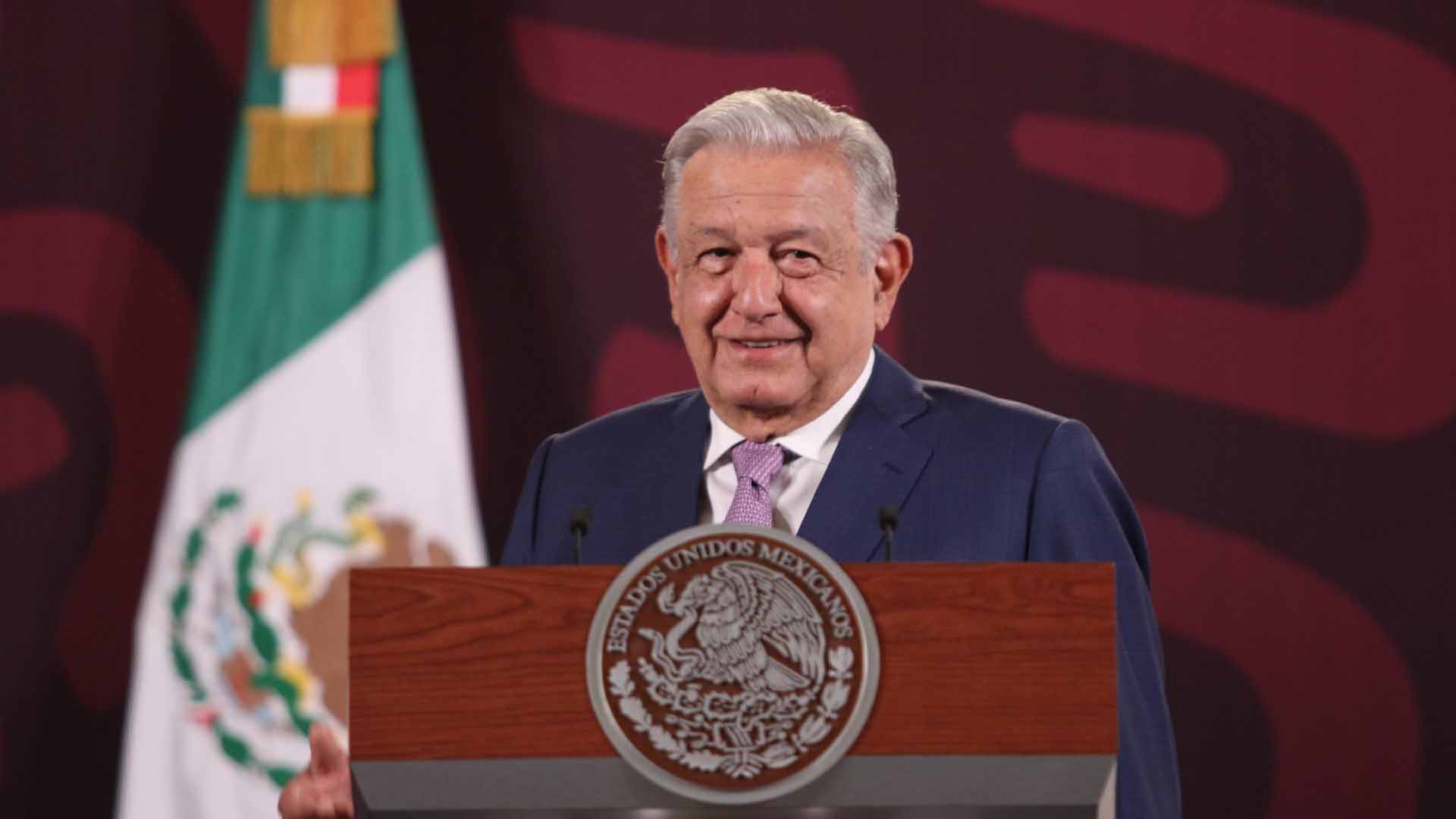AMLO reitera su respaldo a las bandas musicales en las playas de Mazatlán