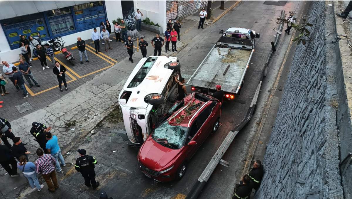 Cae 'combi' en camioneta que transitaba por Periférico norte| Foto: X,Condorelampago312