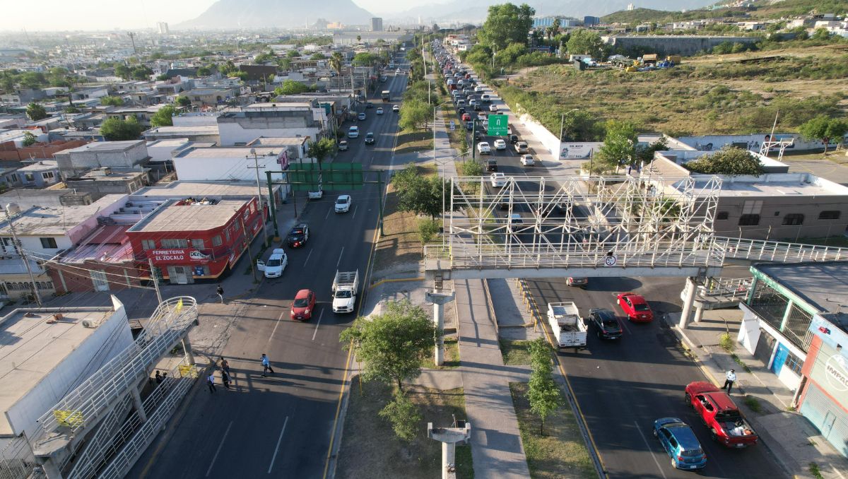 Una grúa golpeó y derribó parte del puente peatonal | Óscar Soltero