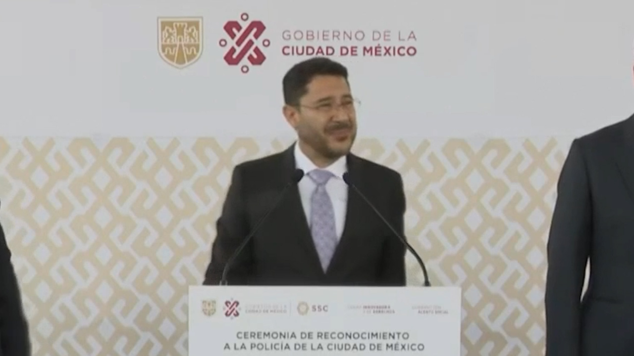 Marti Batres da conferencia sobre el agua contaminada en la Benito Juárez