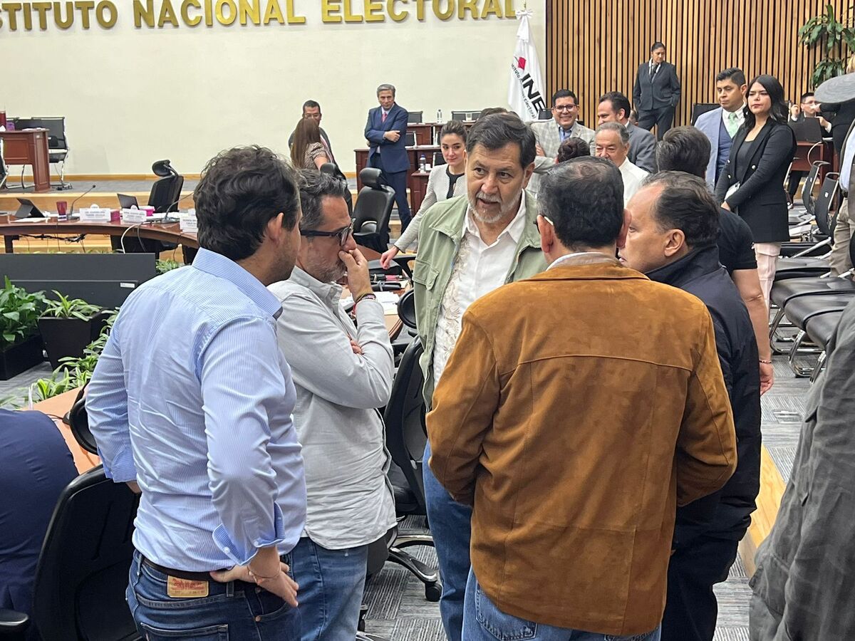 Representantes de candidatos presidenciales en el INE.