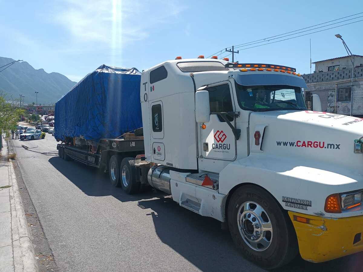 Tráiler con vagón del Metro derrumba postes en Monterrey. Foto: Israel Santacruz