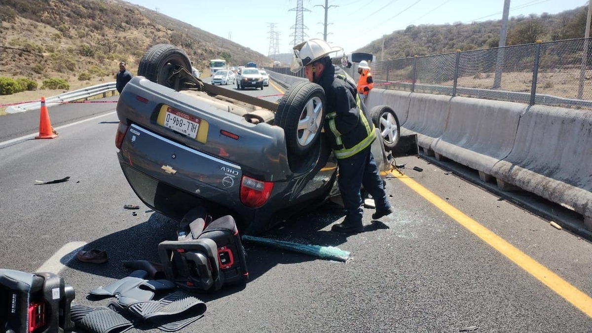 Vuelca auto y conductor muere.