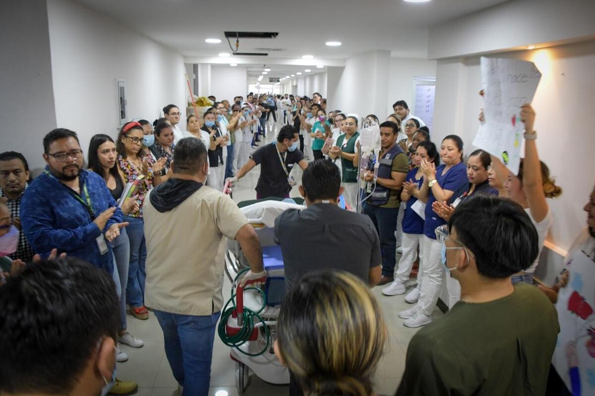 Personal del IMSS aplaudió al menor y a su familia. | Especial