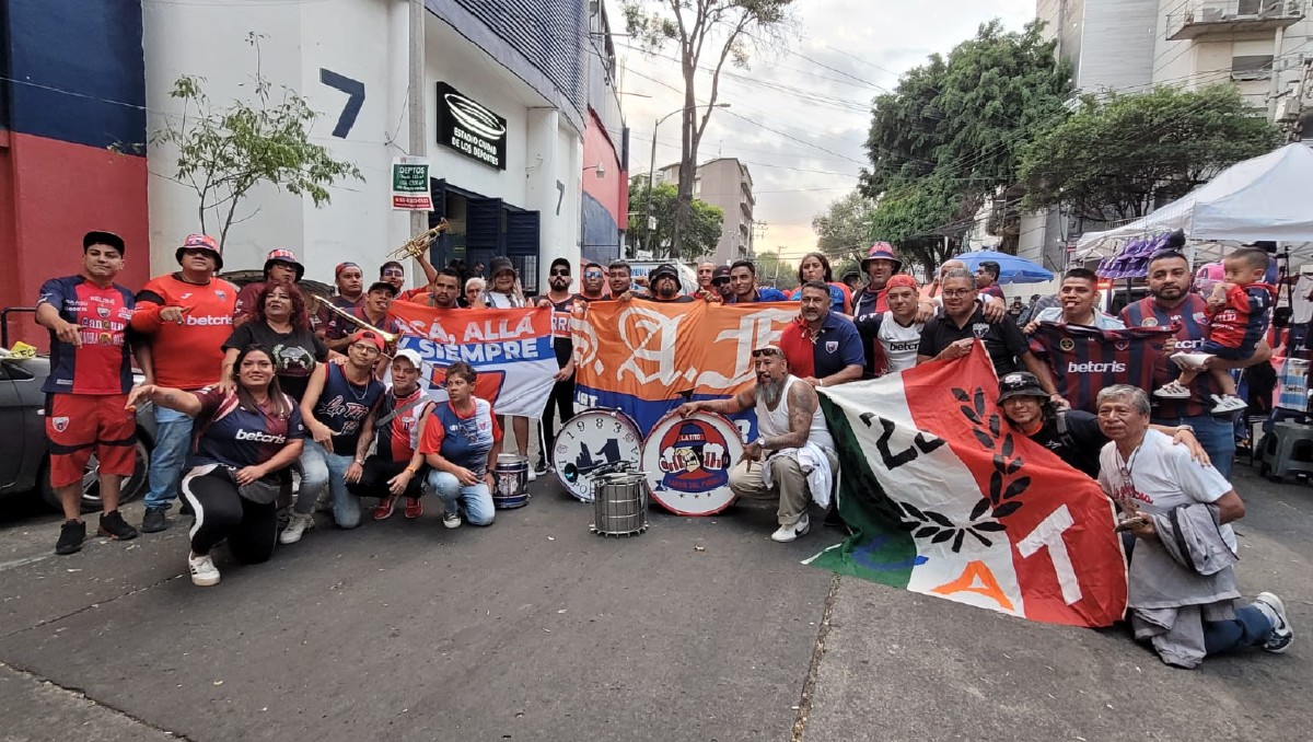 Porra de Correcaminos convive con fans del Atlante previo a partido (Zeltzin Zamora)