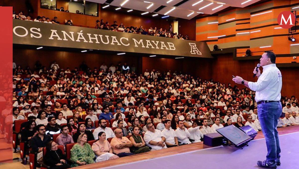 Renán Barrera presenta propuestas a universitarios.