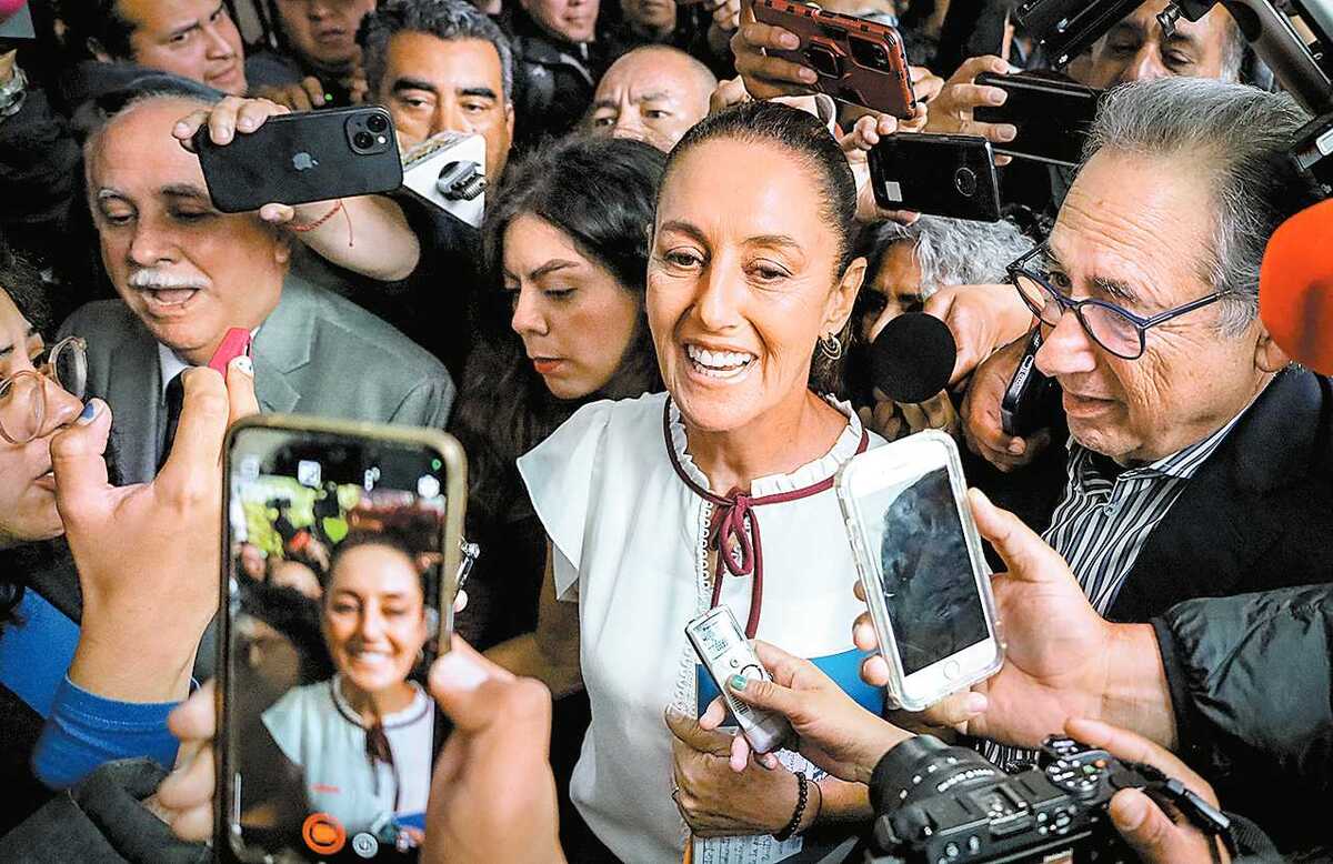 La abanderada morenista a su llegada al encuentro con la IP. EFE