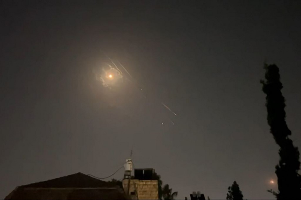 Objetos luminosos se observan en Israel. Foto: Agencia AFP