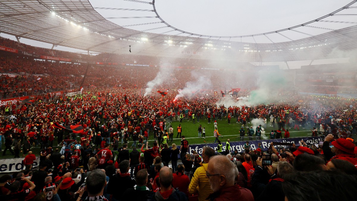 Aficionados del Bayer Leverkusen celebran el título de Bundesliga con invasión de cancha (Reuters)