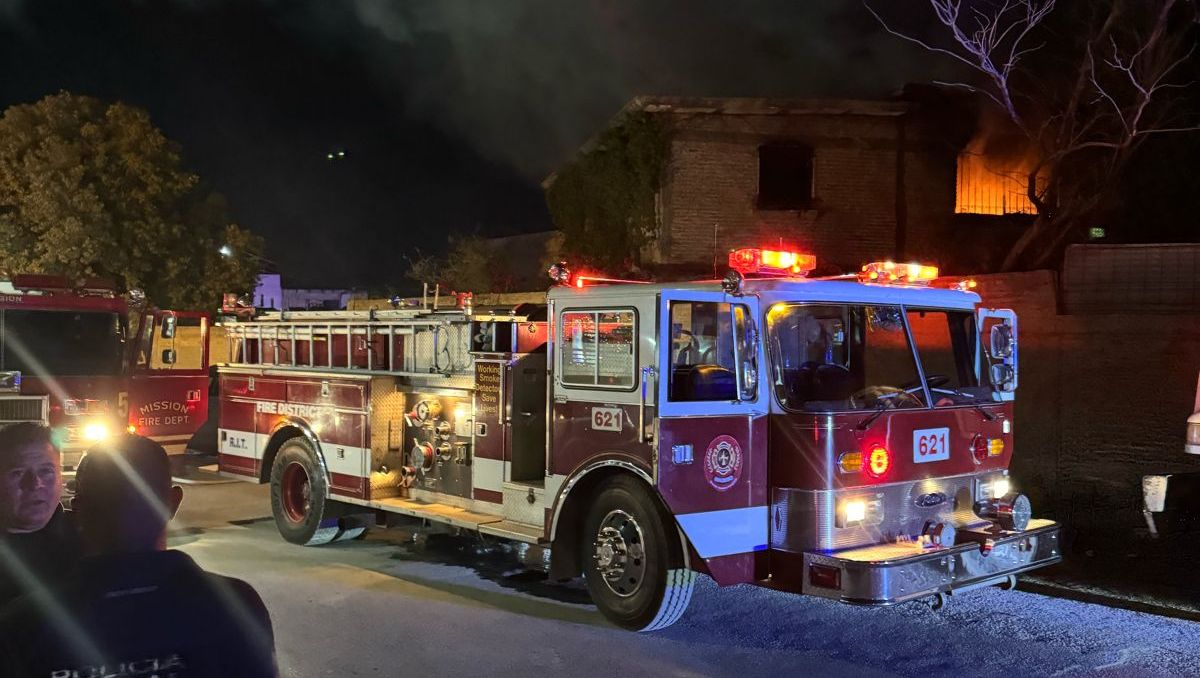 Dos bomberos sufren descarga eléctrica durante incendio.