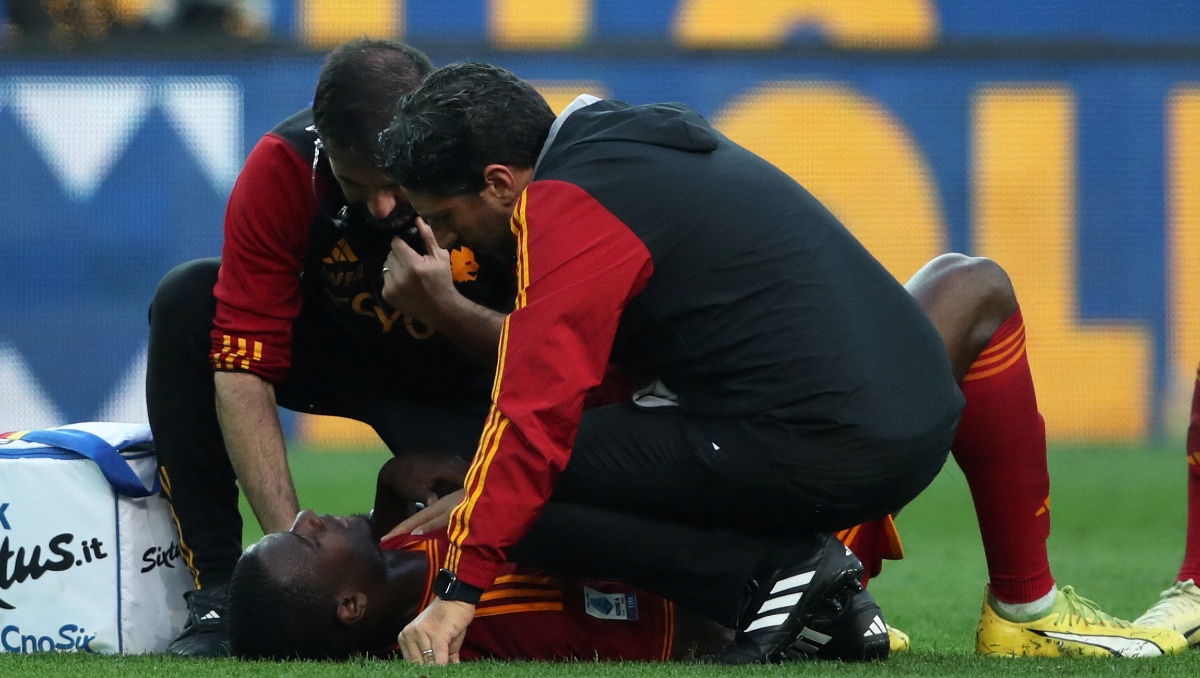 Evan Ndicka, jugador de la Roma que se desplomó en pleno partido, pasará la noche en el hospital (Reuters)