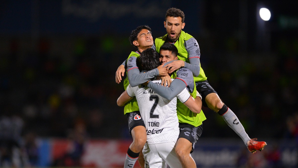 Jugadores de Xolos festejan primer triunfo del Clausura 2024 (Imago7)