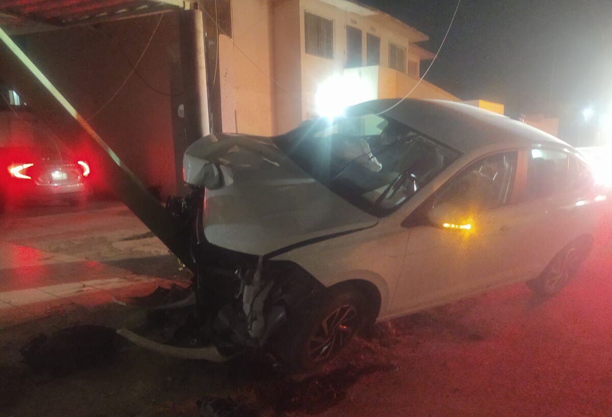 El vehículo Volkswagen, línea Virtus, en color blanco quedó con las llantas delanteras al aire.