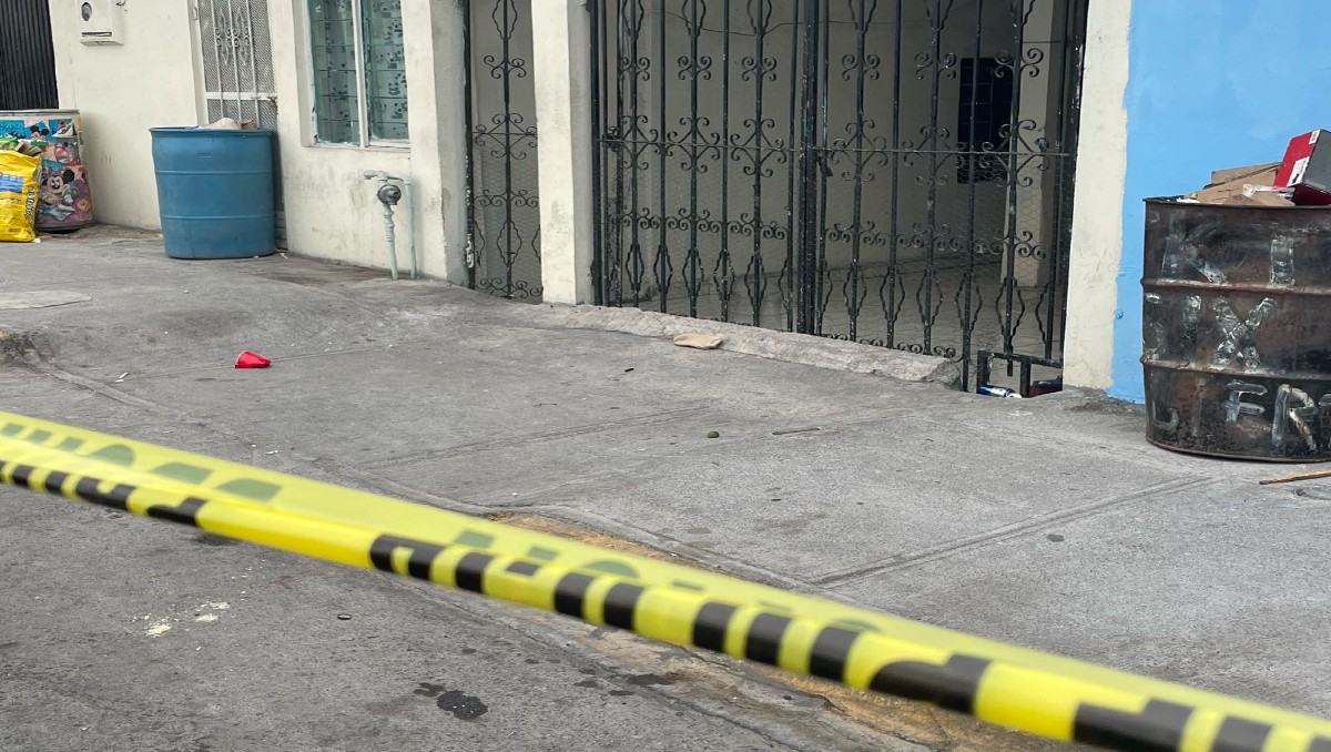 Casquillos percutidos sobre banqueta de la colonia Lázaro Cárdenas en Monterrey | Víctor González