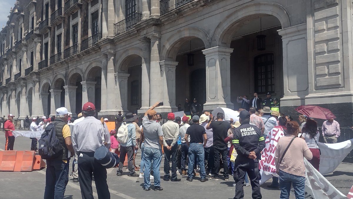 Manifestantes de Morena afuera del Palacio de Gobierno. Foto: (Claudia Hidalgo)