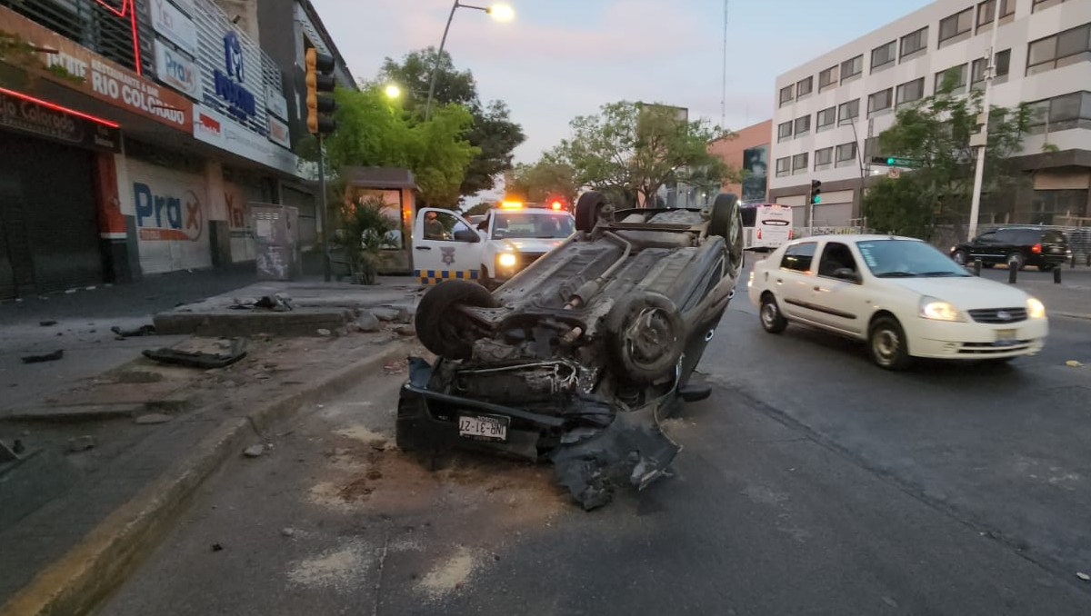 Volcadura en Calzada Independencia en el centro de Guadalajara