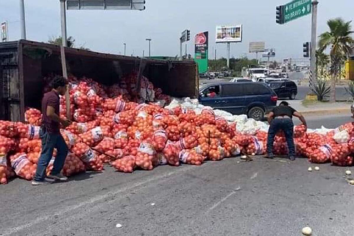 Vuelca camión cargado con cebollas en carretera Reynosa-Río Bravo.