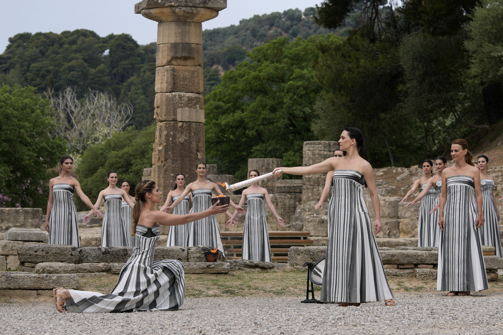 Actrices participan en la ceremonia oficial de encendido de la llama para los Juegos Olímpicos de París | AP