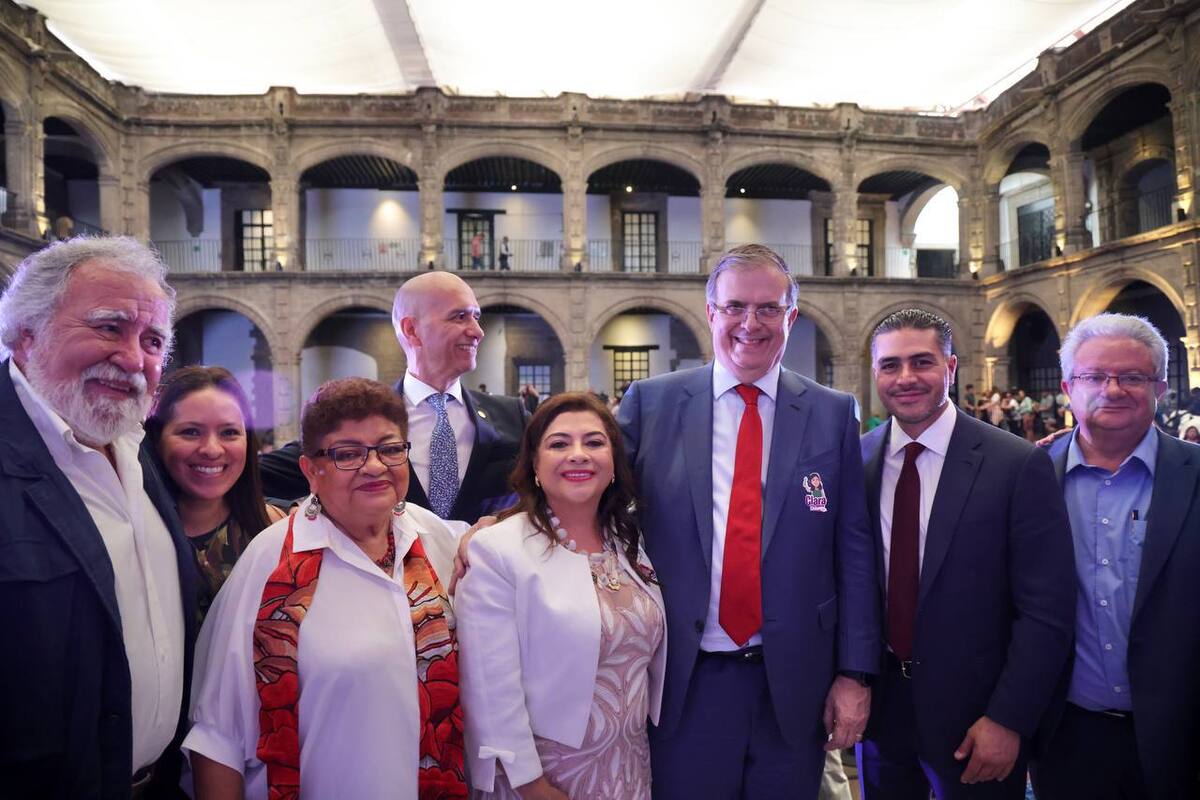 Clara Brugada acompañada de García Harfuch, Ernestina Godoy, Marcelo Ebrard, Alejandro Encinas, Guerrero Chiprés, entre otros.