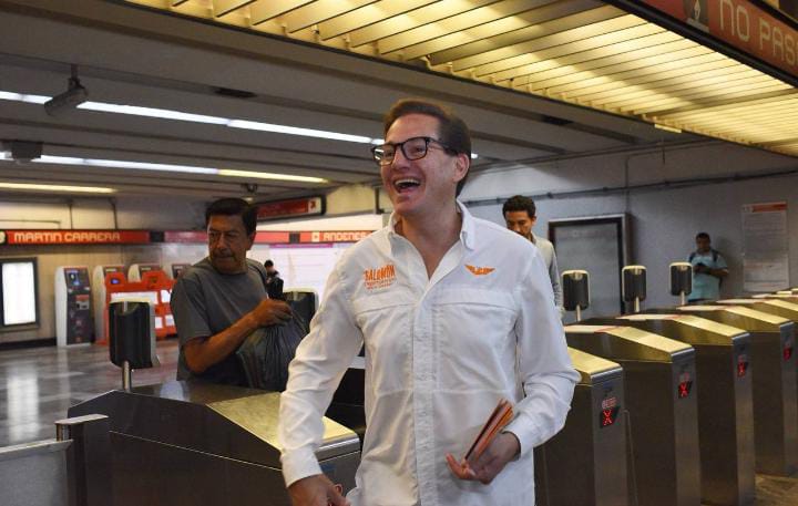 El candidato recorrió la  Línea 6 del Metro.