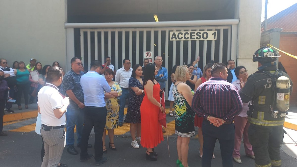 Evacúan a trabajadores de la Secretaría del Trabajo por amaneza de bomba. Foto: (Fernando Cruz)