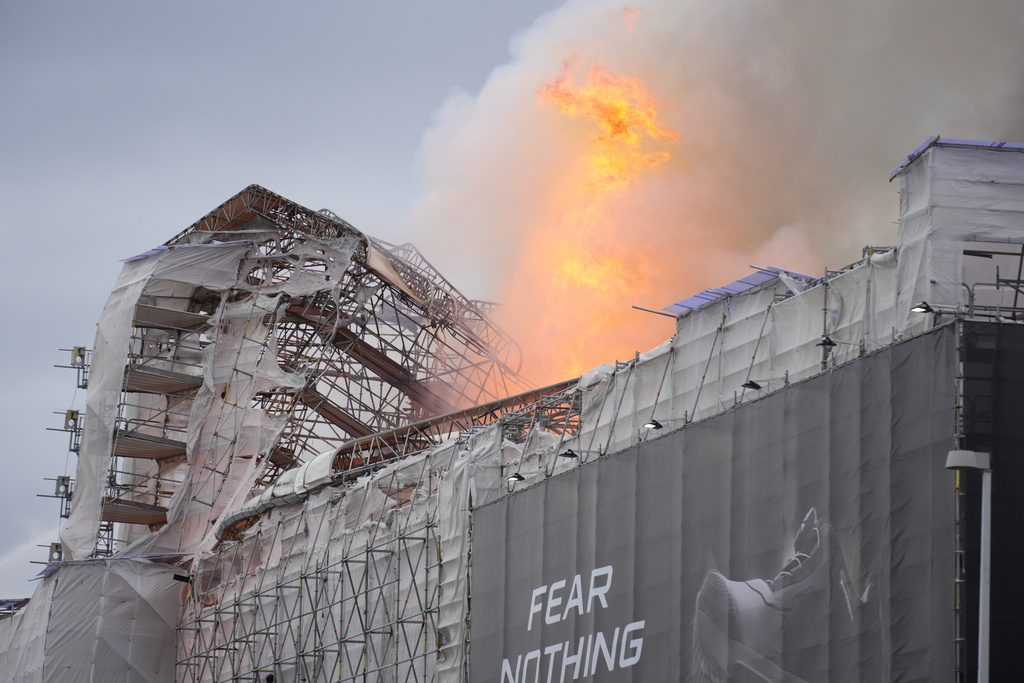 Fuego y humo se elevan del edificio de la antigua bolsa de Copenhague, en Dinamarca | AP