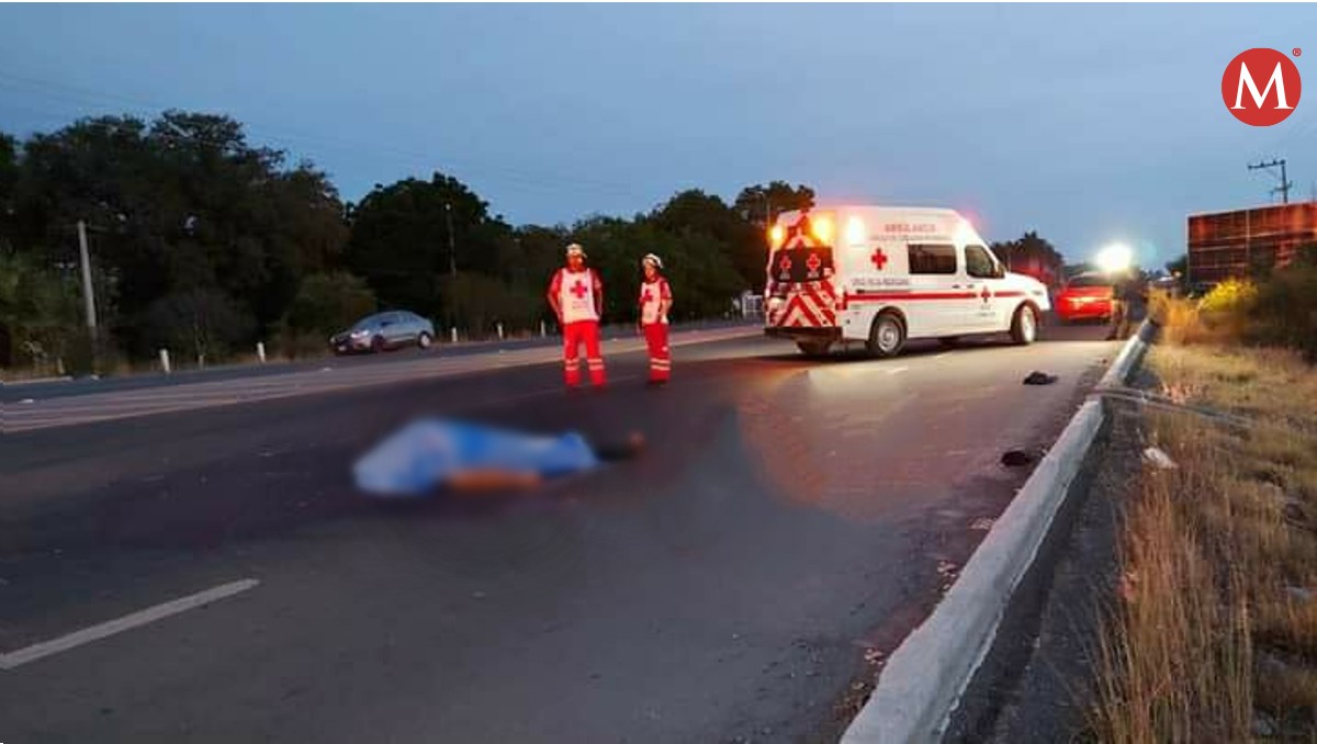 Hombre es arrollado por vehículos al cruzar carretera en Victoria