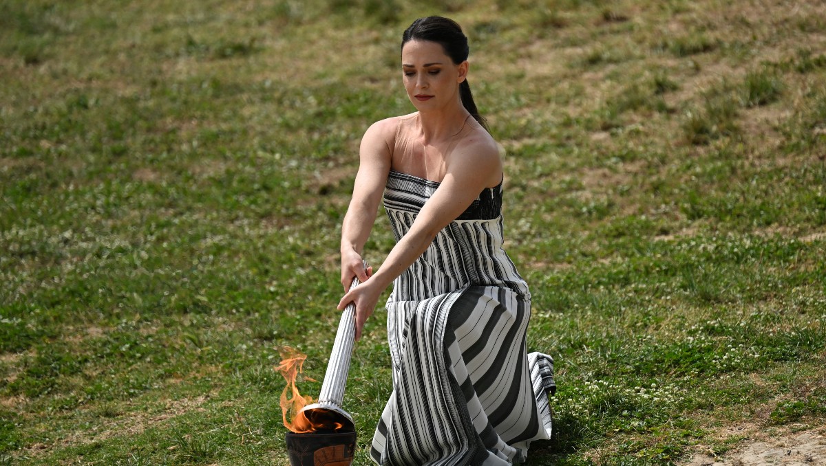 La llama olímpica es encendida en Grecia y ya va rumbo a París 2024 (AFP)