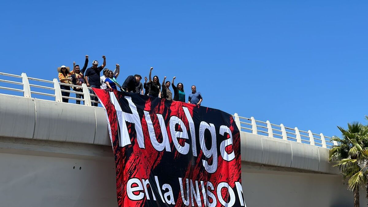 En punto de las 17:00 horas los trabajadores colocaron las banderas rojinegras. Especial