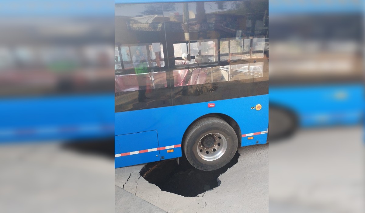 Una de las llantas dobles del eje trasero quedó suspendida.