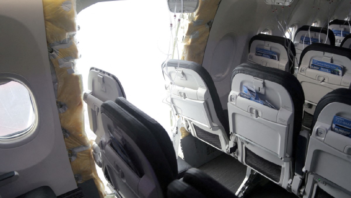 El área del tapón del fuselaje del vuelo 1282 Boeing 737-9 MAX de Alaska Airlines, que aterrizó de emergencia. Enero de 2024. Foto: (Reuters)