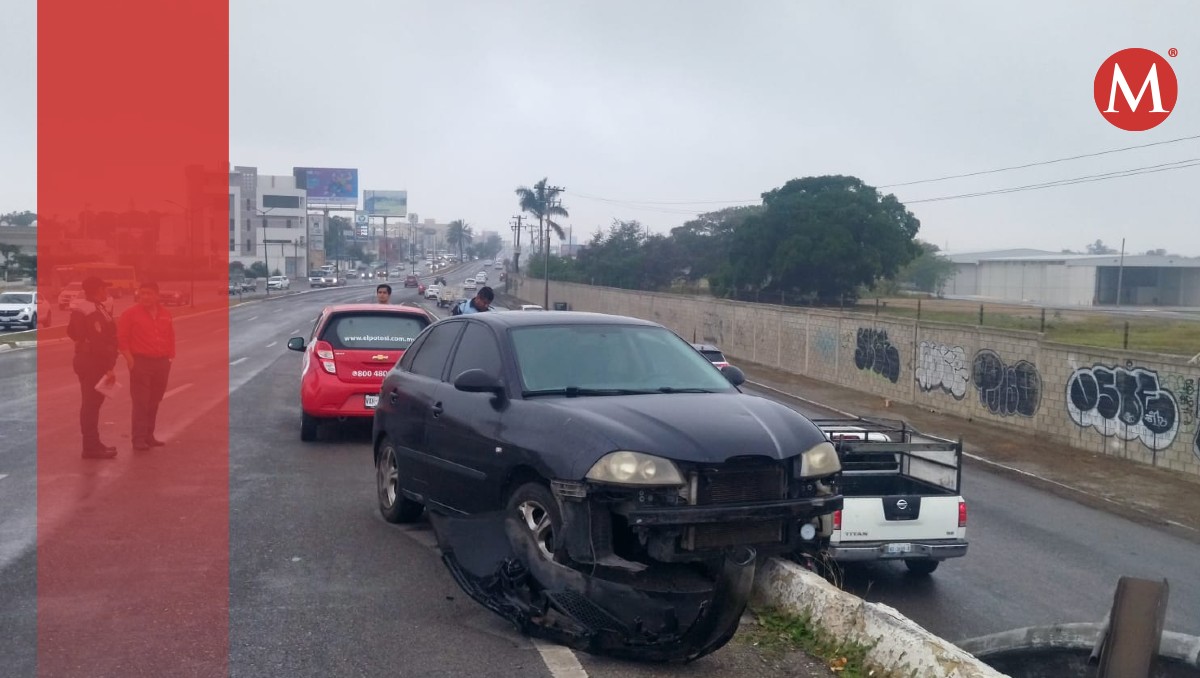 Auto estuvo a punto de caer del puente de desnivel en Tampico