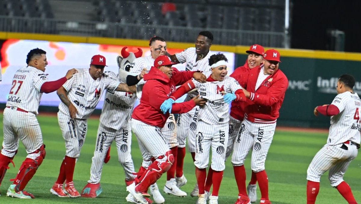 Diablos Rojos se llevan la serie tras vencer a los Tigres en extra innings (Enrique Gutiérrez)