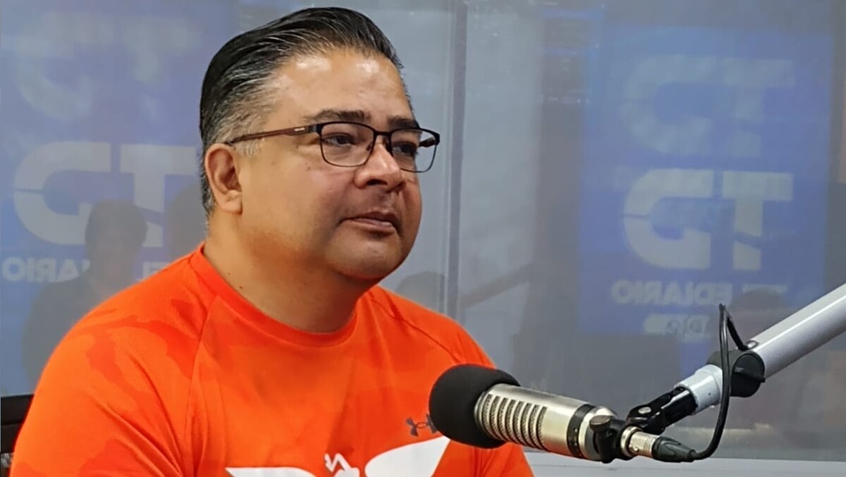 Enrique Barrios reprueba que funcionarios tengan escoltas y camioneta. Foto: Telediario Radio