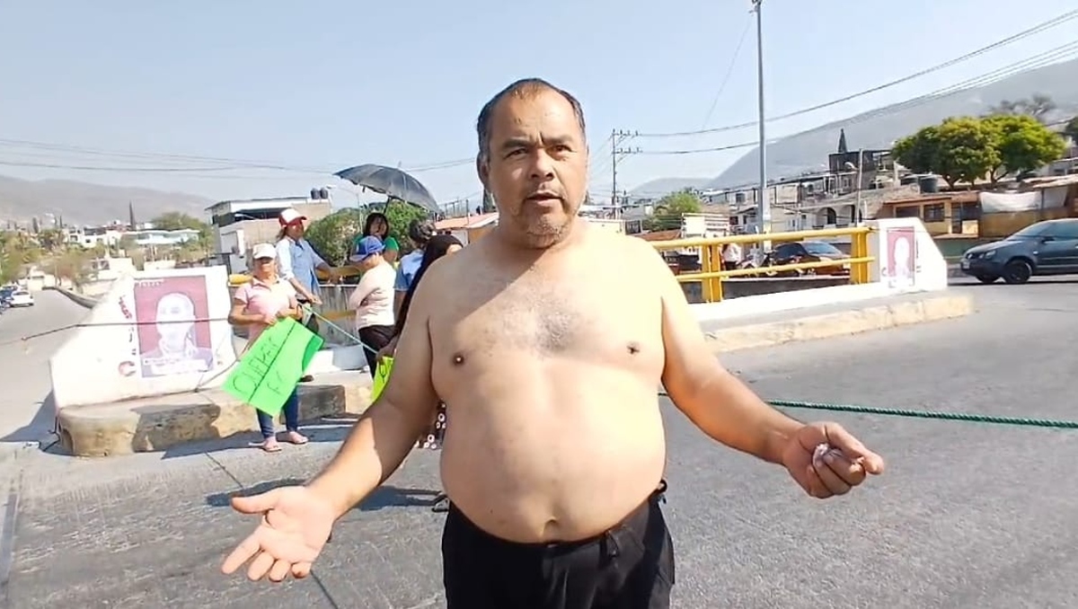 El hombre dijo que estaba desesperado porque ya no puede bañarse o lavar su ropa ni sus trates. | Especial