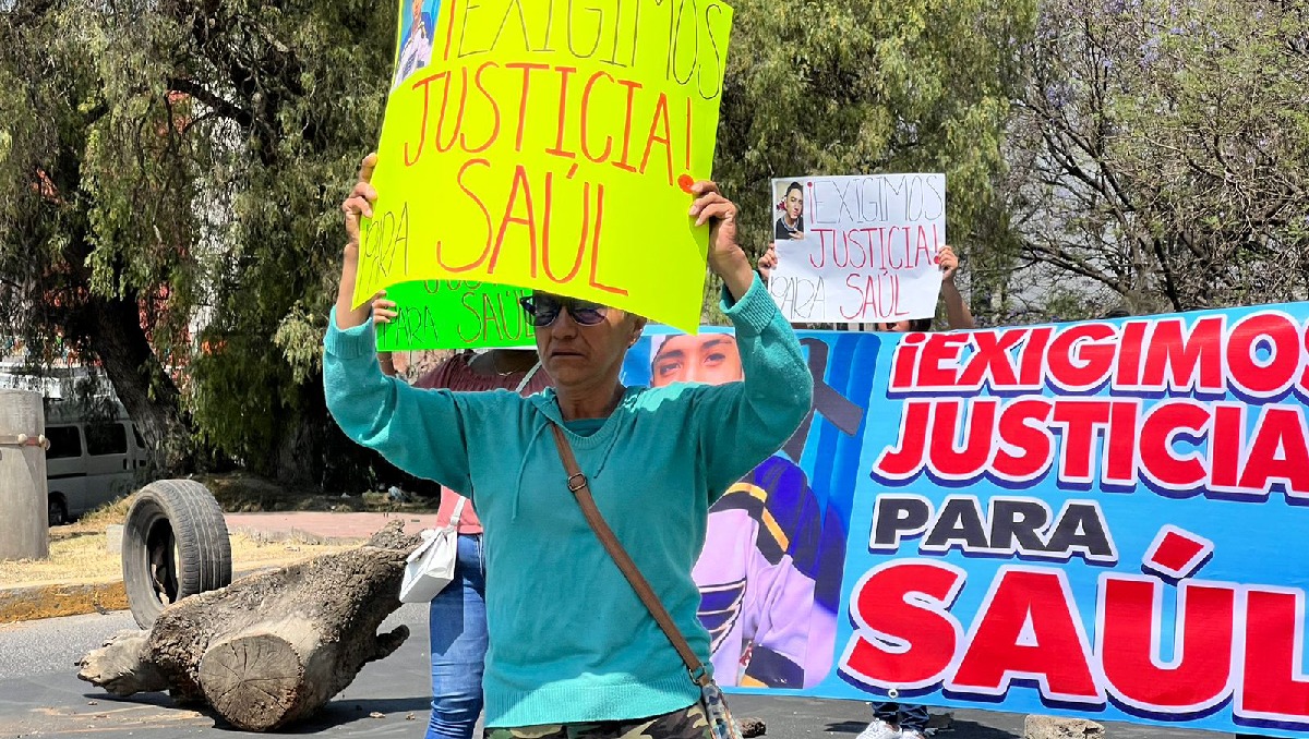 Manifestantes bloquean la carretera federal México-Puebla, piden justicia por la muerte de Saúl. Foto: (Zuleyma García)