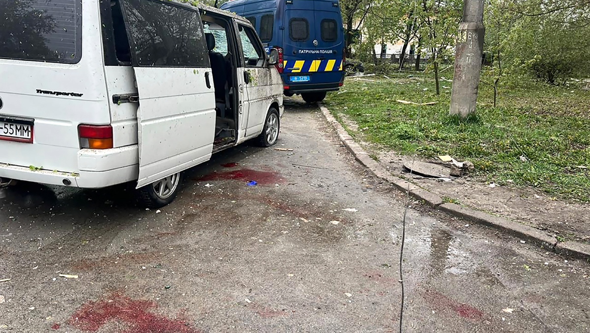 Misiles rusos matan a 13 personas en una ciudad ucraniana | AP
